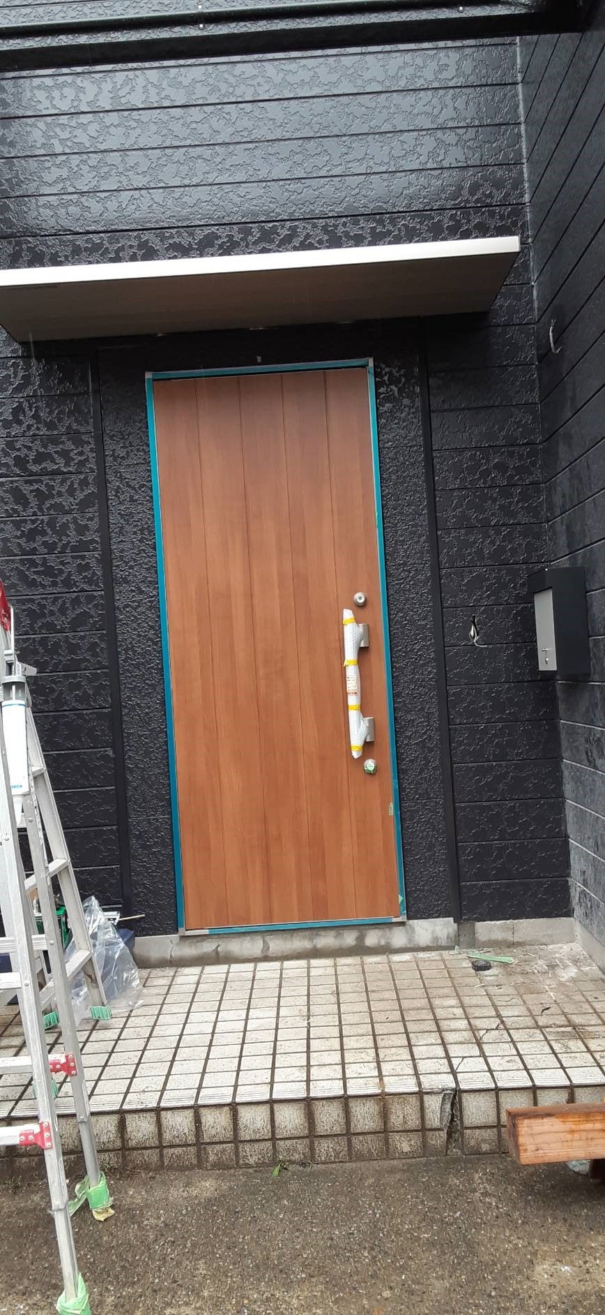 ドア周りの外壁を塗装して完了